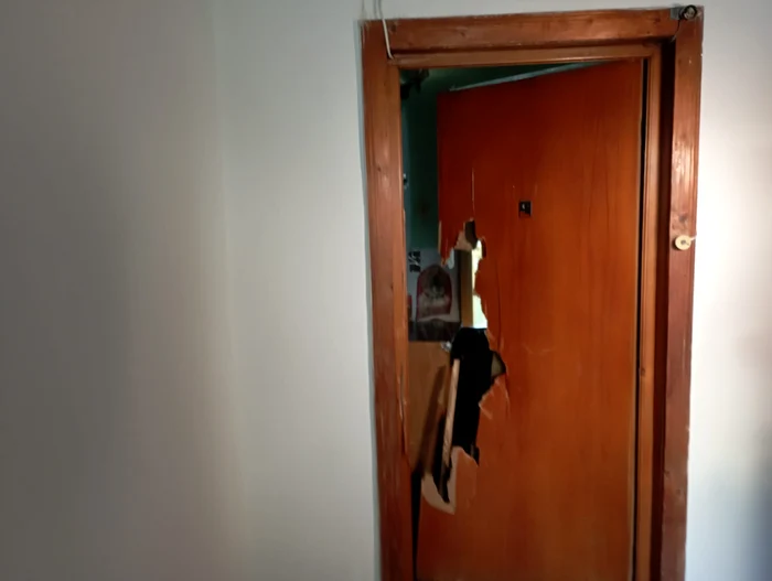 Polițiștii au spart ușa pentru a intra în apartament FOTO Cosmin Zamfirache
