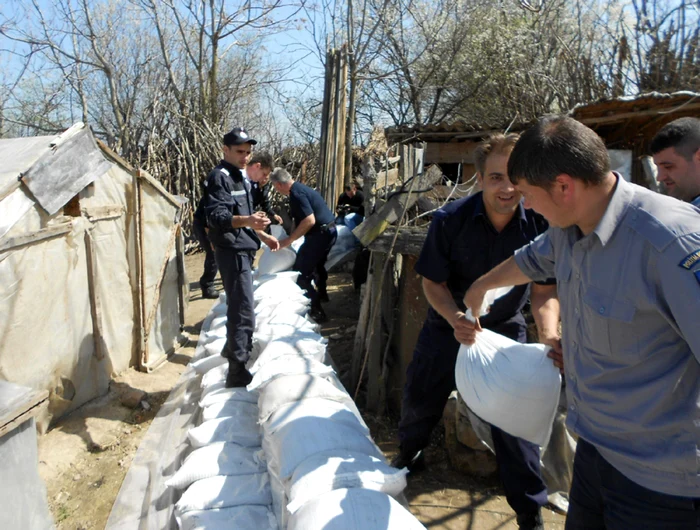Dunărea ameninţă să acopere două case de la marginea comunei Gârcov...
