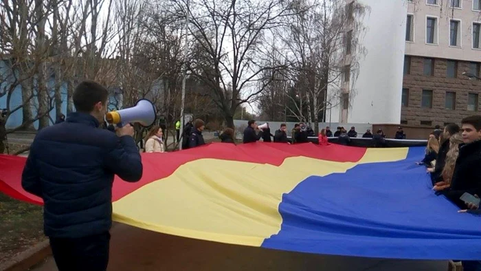 protest la parlament tricolorul impotriva declaratiilor lui dodon