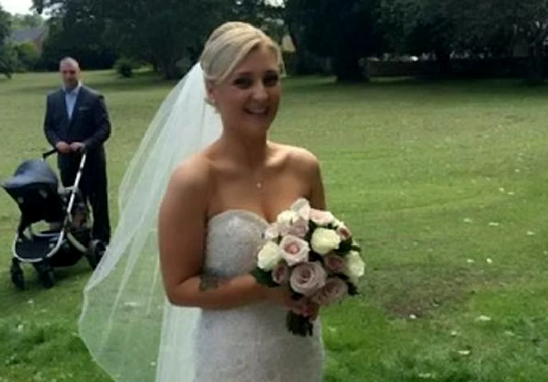 
    Amy Dawson a fost bătută de soţul nervos că trebuia să o ajute să îşi dea jos rochiaFoto: mirror.co.uk  