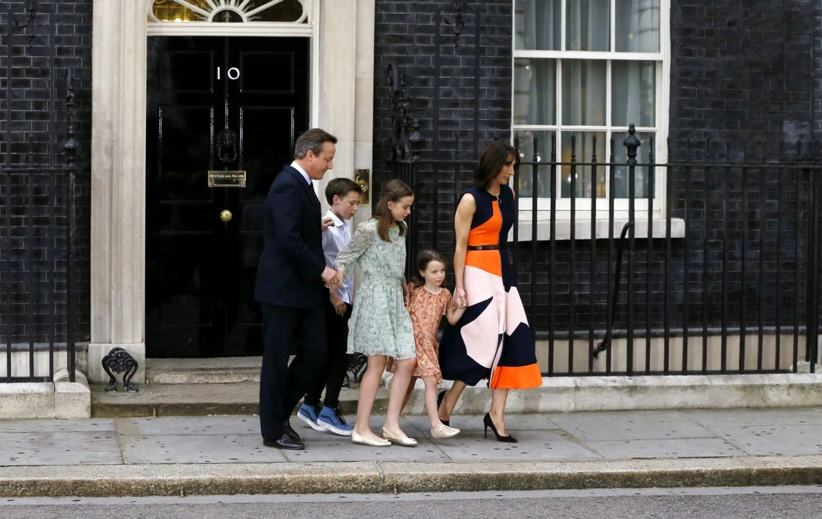 
    Florence se ascunde după Samantha, mama ei, în timp ce toate camerele erau puse pe micuțăFoto: AP  
