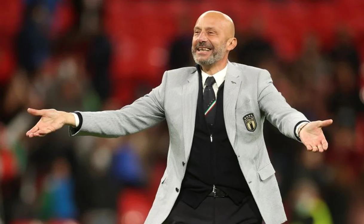 În vară, Vialli era în al nouălea cer: devenise campion european cu Italia (FOTO: EPA)