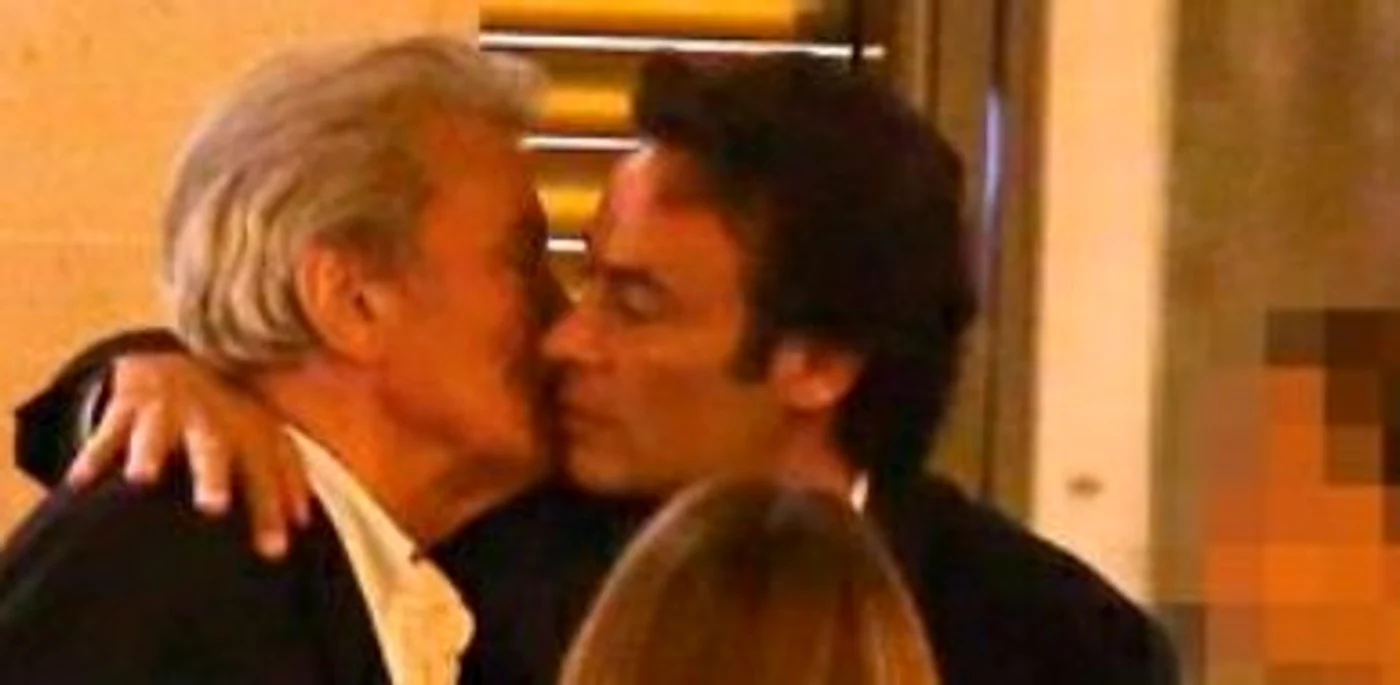 Alain şi Anthony Delon s-au sărutat la aniversare