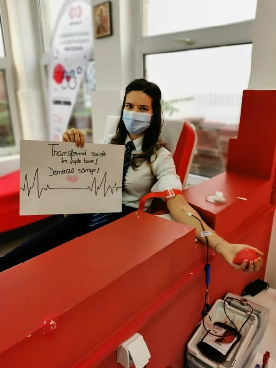 Polițiștii au venit să doneze sânge cu diverse mesaje motivaționale pentru români Fotografii: Poliția Română