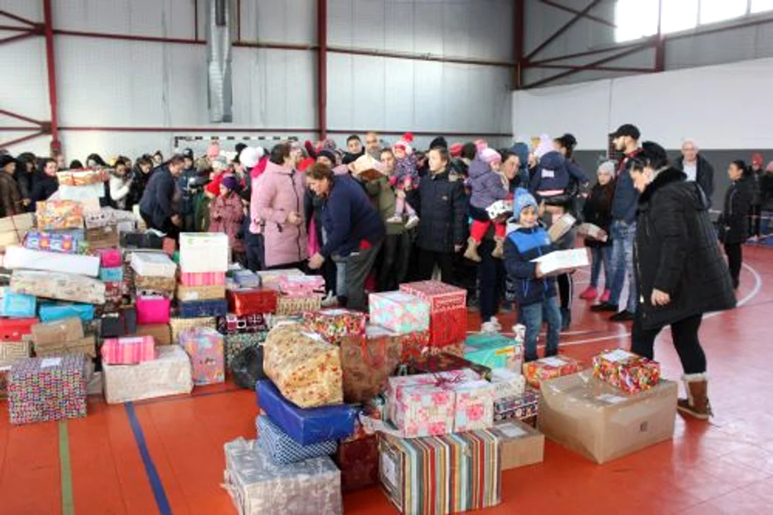 
    Până pe data de 10 decembrie, elevii şi preşcolarii din Capitală şi din împrejurimi vor aduna daruri selectate şi împachetate de eiFOTO: adevarul.ro  