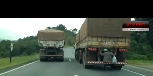 Bărbatul s-a agăţat de bara unui camion
