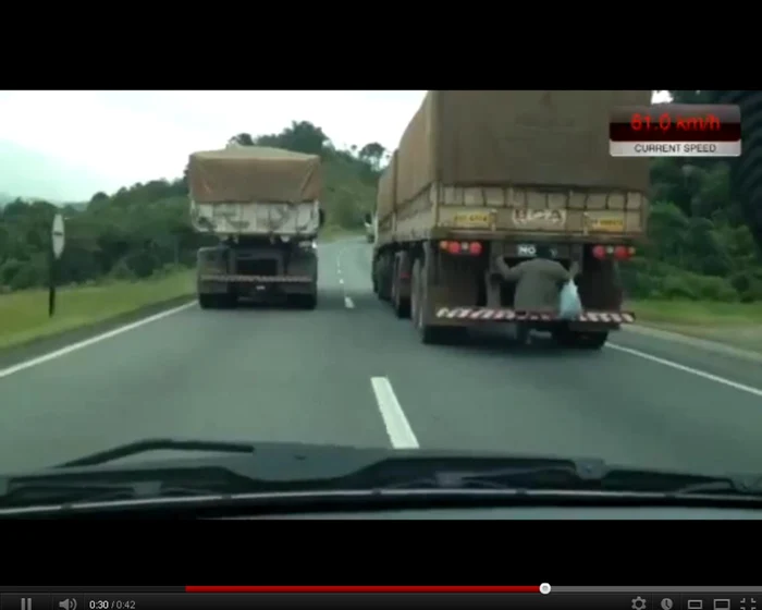 Bărbatul s-a agăţat de bara unui camion
