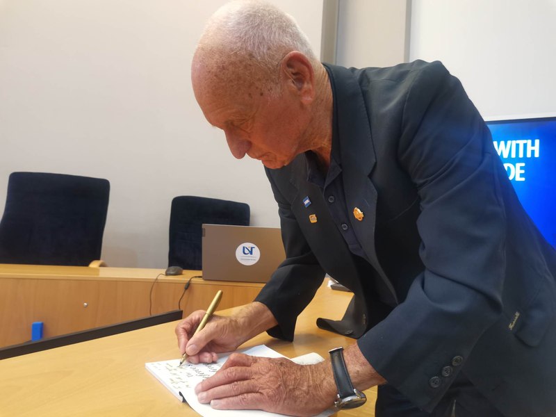 Legendarul arbitru Abraham Klein, care a arbitrat la trei mondiale de fotbal, la Timișoara cu 14 membri ai familiei FOTO