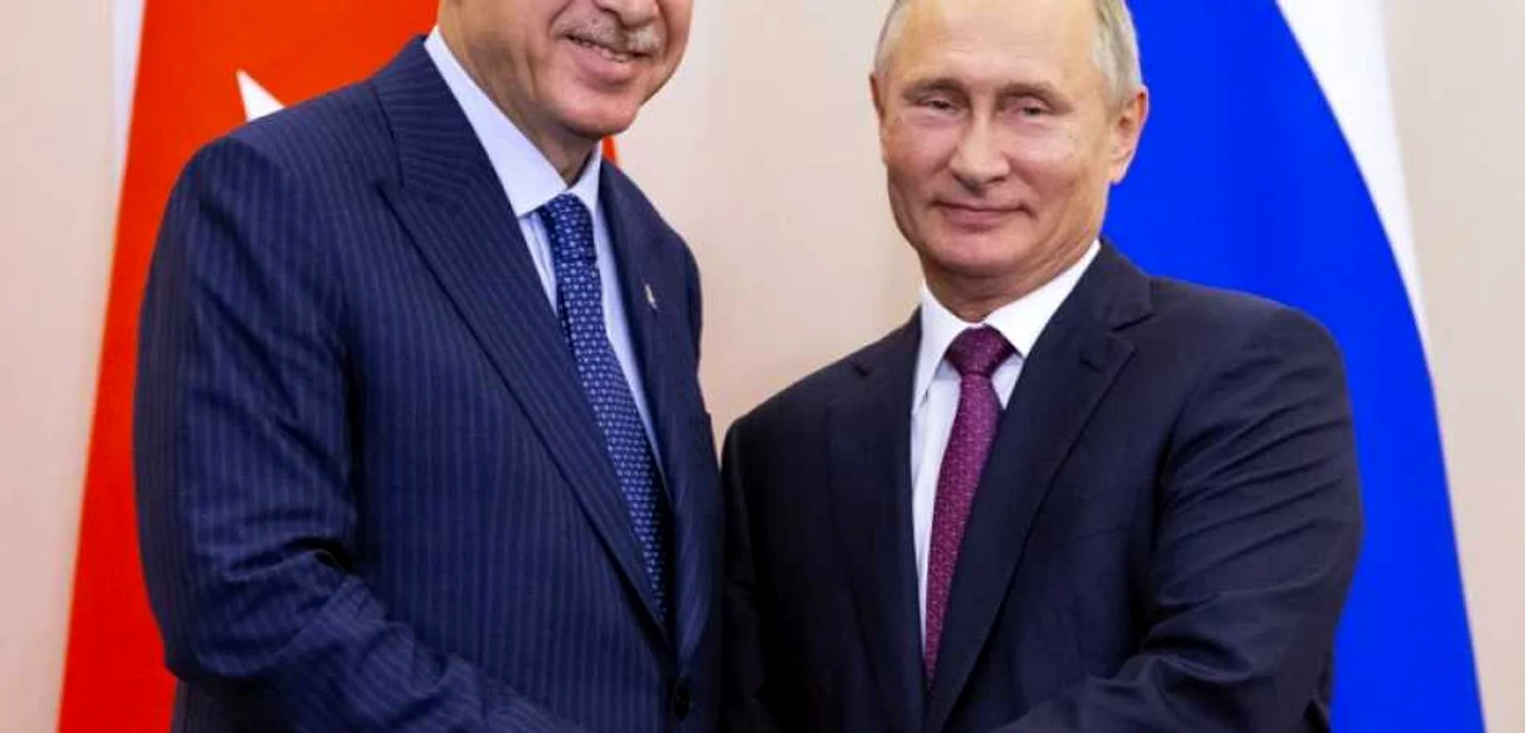 Preşedintele turc Recep Tayyip Erdogan (stânga) dând mâna cu omologul său rus Vladimir Putin FOTO AFP