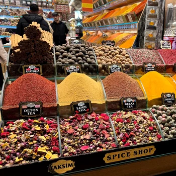 Bazarul egiptean cu mirodenii din Istanbul Turcia Foto Daciana Stoica