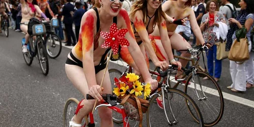 Bicicliste iau parte la cursa anuală Naked Bike Ride pe Westminster Bridge din centrul Londrei FOTO Reuters