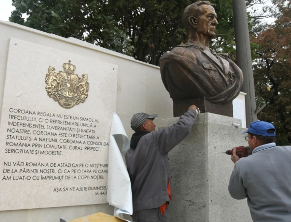 
    Lucrările de amenajare a bustului Regelui sunt pe ultima sută de metri (foto: Marian Iliescu)  