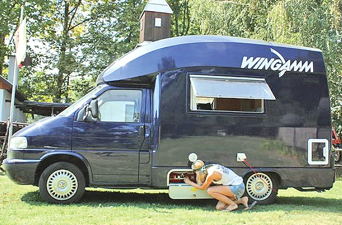 Dana are girjă să cureţe  rulota în fiecare zi, ca o  adevărată gospodină