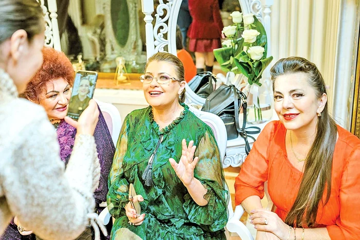 Cele trei soliste s-au întâlnit la un eveniment monden, unde au venit îmbrăcate în rochii de seară