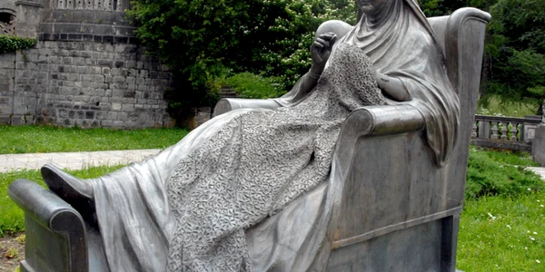 statuie elisabeta peles 