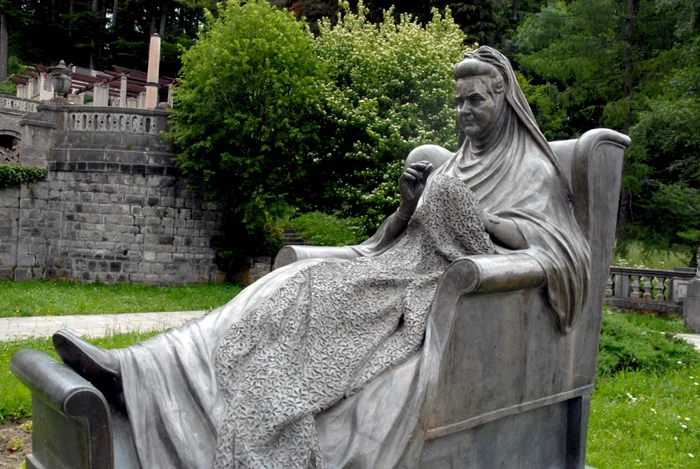 statuie elisabeta peles 