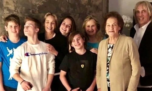 2 7905312 7653429 all together now sharon stone posed with her three sons her moth a 87 1573020780888 jpg jpeg