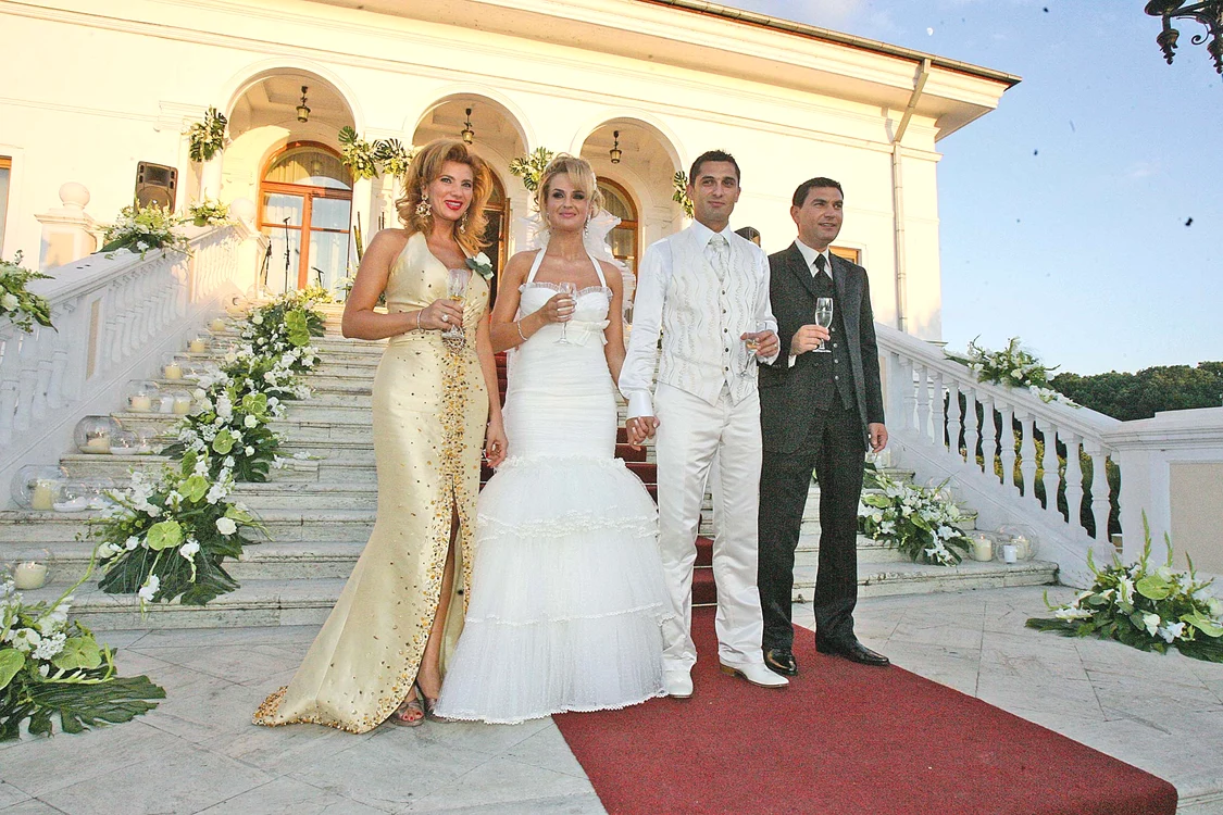 
    Niculescu și Munteanu s-au cunoscut în 2005, chiar de Paște, într-un  grup de prieteni comuni. Doi ani mai târziu au făcut nunta cu mare fast la Palatul Snagov, în prezenţa a peste trei sute de invitaţi. Nași de cununie le-au fost soţii Borcea  