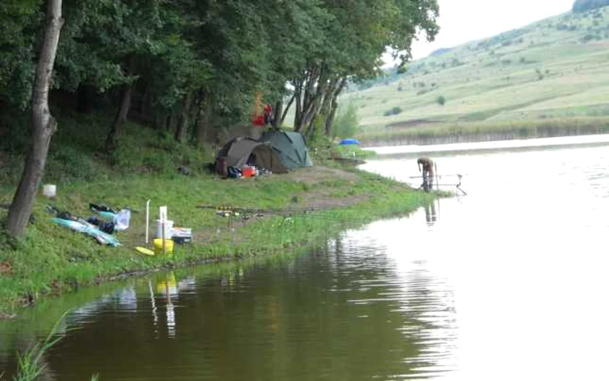 Lacul Sântejude din Cluj este un loc preferat de pescari pentru crap. FOTO. crap.com