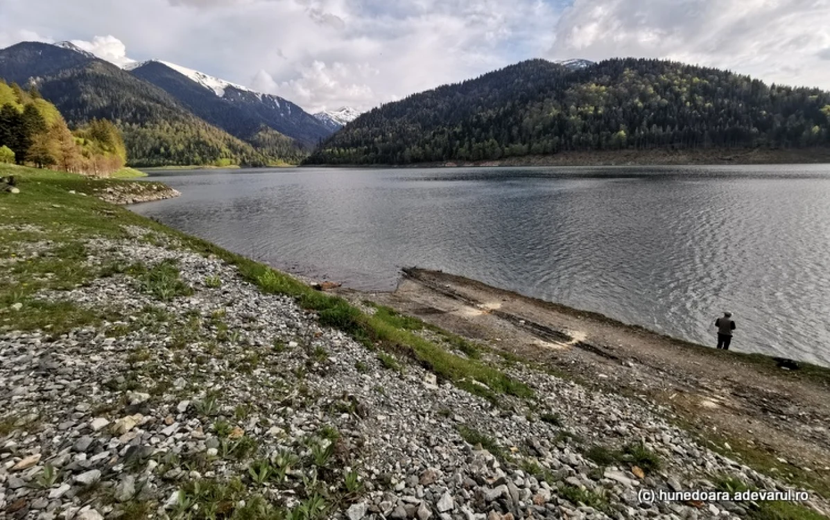 lacul gura apelor si barajul sau din retezat foto daniel guta adevarul