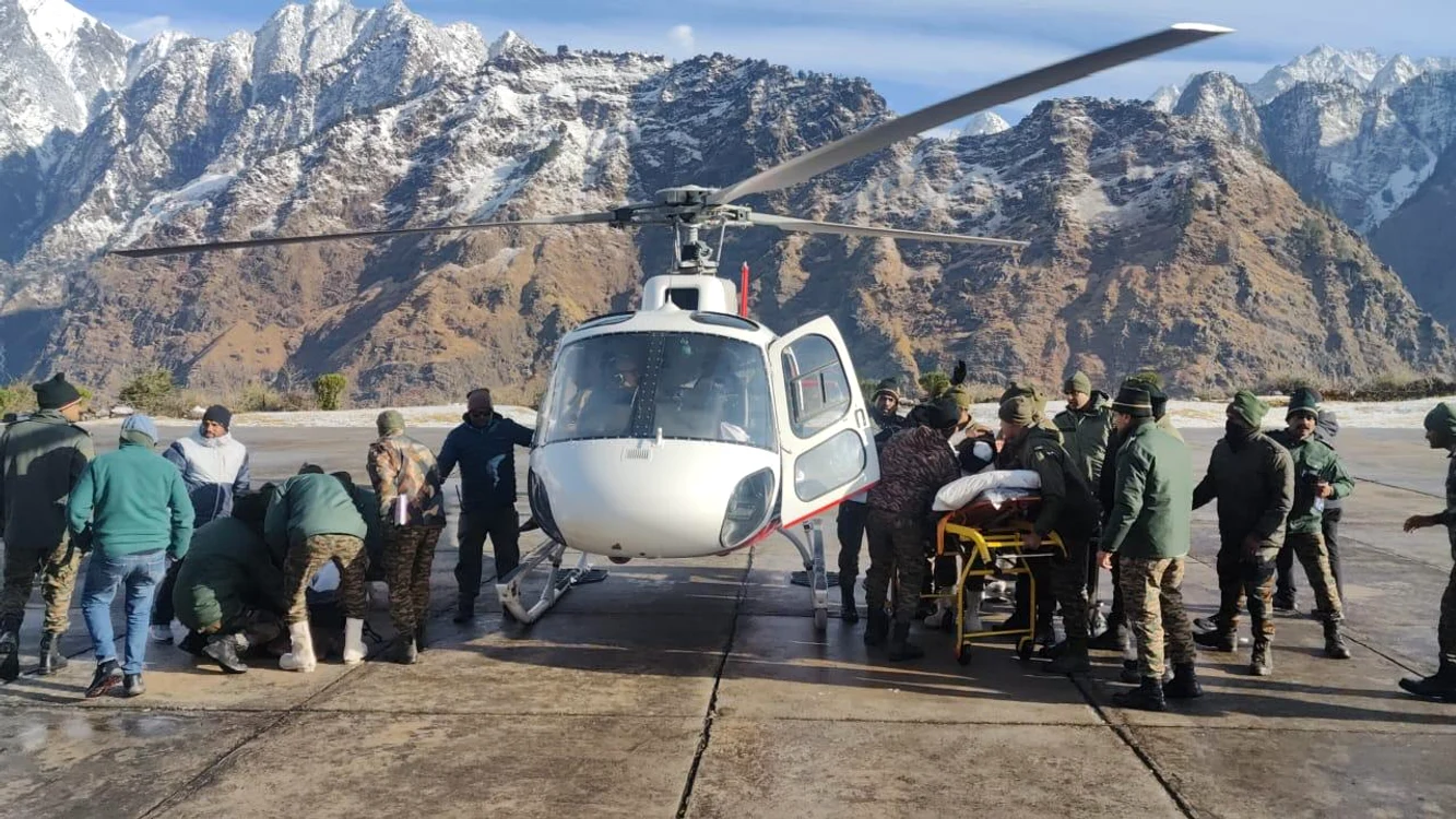 Bărbații surprinși de avalanșă au fost salvați de armată FOTO: X