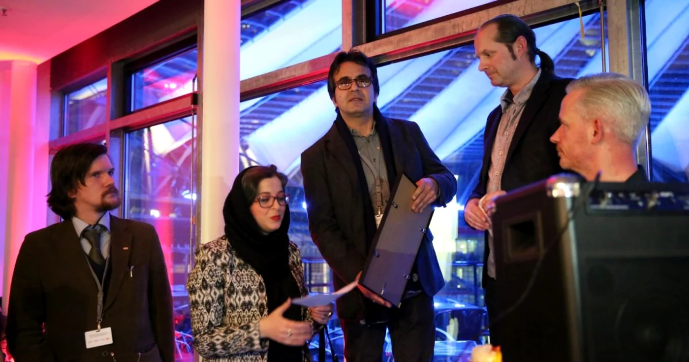 Premiul criticilor prezenţi la Berlinale s-a dus către filmul iranian "Taxi", ridicat de fratele regizoruluii, Iosuf Panahi       FOTO: Florin Ghioca / Berlin