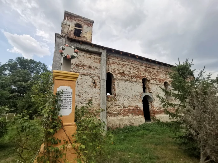 Biserica ortodoxă de la Nadăş a renăscut FOTO Ş.Both