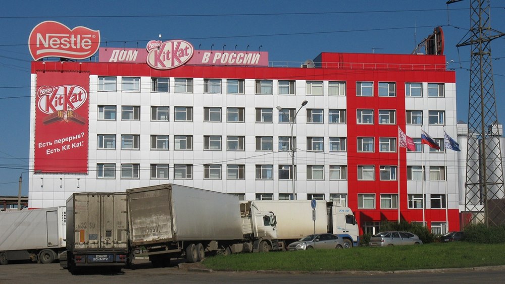 Kremlinul a confiscat activele Nestlé și Auchan din Rusia. „Companii europene din țări neprietenoase”