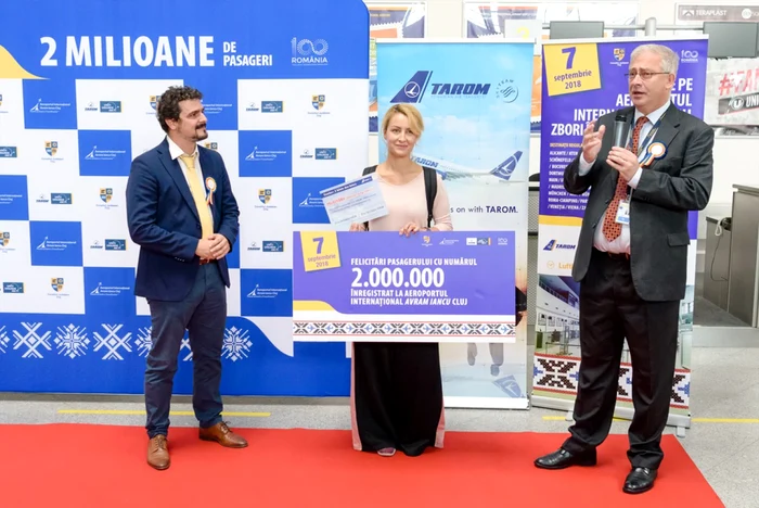 Imagine cu pasagerul numărul 2.000.000 care a aterizat pe aeroportul din cluj pe 7 septembrie FOTO: Aeroportul Internaţional Cluj