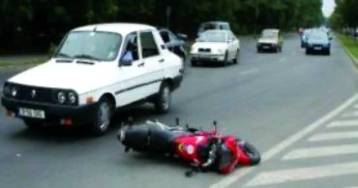 Slatina: A intrat cu mopedul în pom
