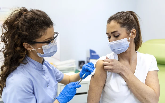 Vaccinarea ar putea reduce riscul demenței. Foto: Freepik.com