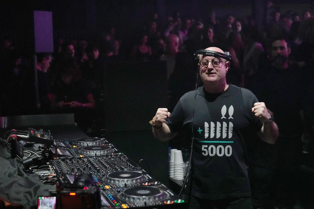 Ziua preot, noaptea DJ în cluburi. Părintele Guilherme a stârnit entuziasm și controverse pe ringul de dans din Beirut