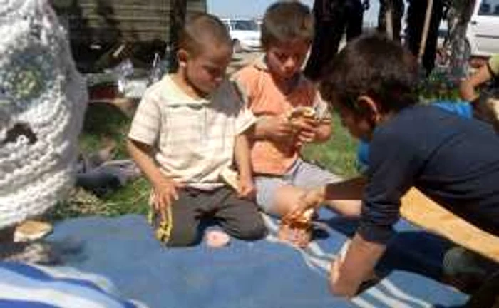 Copiii mănâncă lângă camion