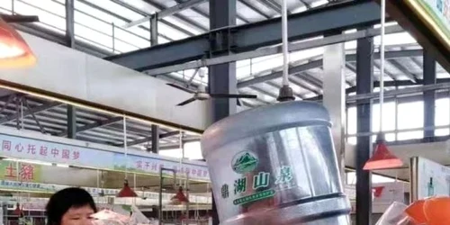 Chinezi protecţie plastic coronavirus FOTO Twitter