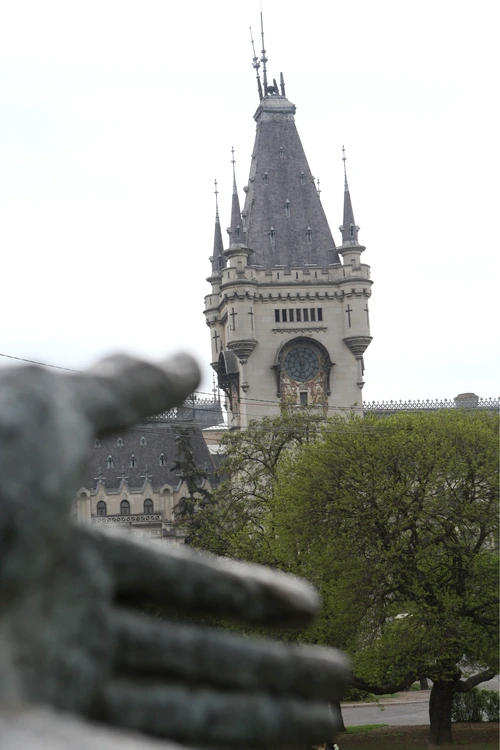 Palatul Culturii impresionează turiştii