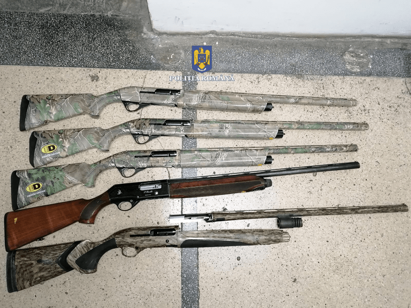 Transport ilegal de arme de vânătoare la Brăila. Ce arsenal au găsit polițiștii în mașina unui armurier
