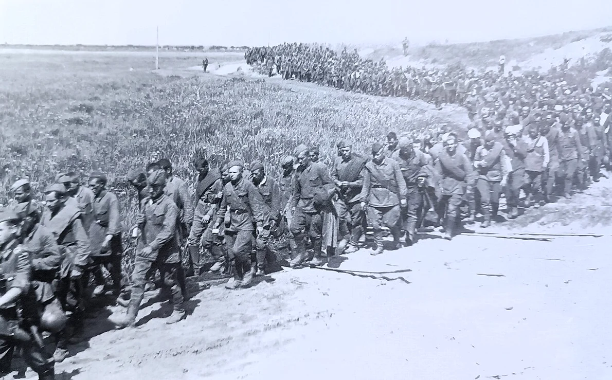 Coloană de prizonieri sovietici capturați în încercuirea de la Kiev, în septembrie 1941 