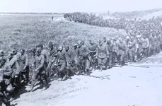 Coloană de prizonieri sovietici capturați în încercuirea de la Kiev, în septembrie 1941 