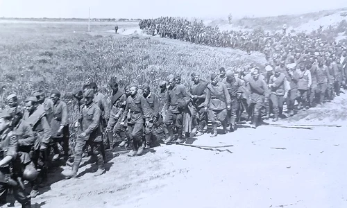 Coloană de prizonieri sovietici capturați în încercuirea de la Kiev, în septembrie 1941 