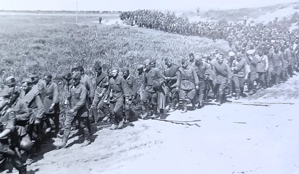 Coloană de prizonieri sovietici capturați în încercuirea de la Kiev, în septembrie 1941 