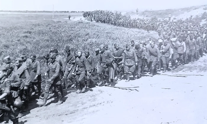 Coloană de prizonieri sovietici capturați în încercuirea de la Kiev, în septembrie 1941 