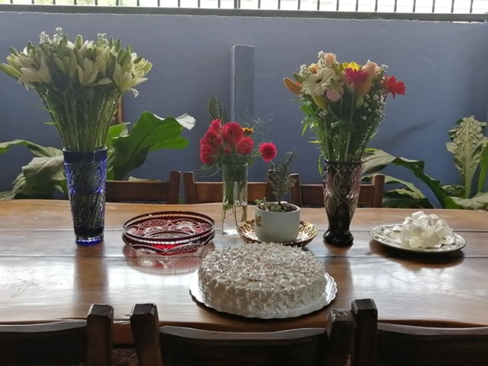 
    Mama lui Dragoş  Dolănescu păstrează şi  acum cu sfinţenie  vaza de cristal de  la regretatul artist   