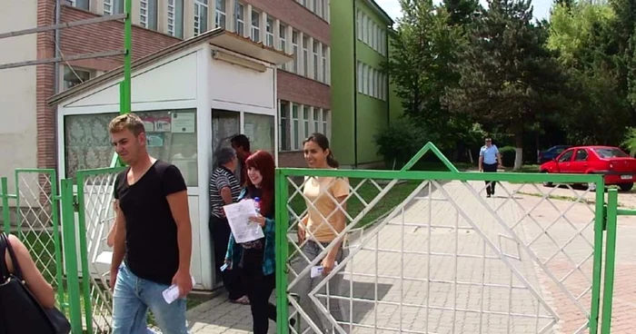 Imagine cu absolvenţi ai clasei a XII-a din Slatina la BAC 2015 (FOTO: Mugurel Manea)