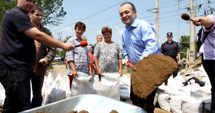 Emil Boc la o şedinţă foto pe dig