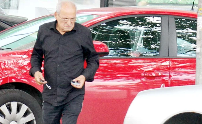 Acum, cunoscutul lăutar umblă cu un Mercedes vechi. Au apus vremurile când mergea cu Touareg nou-nouţ