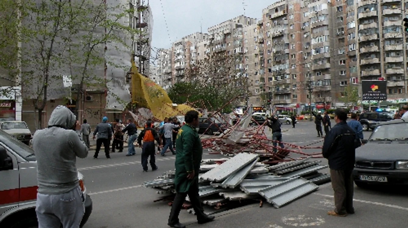 
    în cartierul Crângaşi, o schelă folosită pentru reabilitarea unui bloc s-a prăbuşit (foto:realitatea.net)  