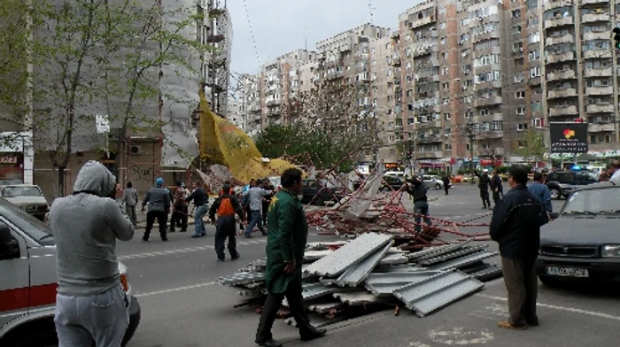 în cartierul Crângaşi, o schelă folosită pentru reabilitarea unui bloc s-a prăbuşit (foto:realitatea.net)