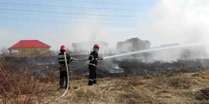 Incendiul a fost oprit de pompieri chiar în apropierea gardului ce despărţea casele din zonă, de incendiu