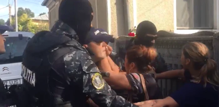 Forţele de ordine în faţa reşedinţei Melencu FOTO Mediafax