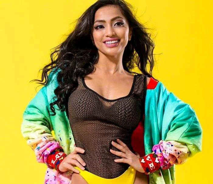 
    Bella Santiago are 28 de ani şi vine din Filipine  